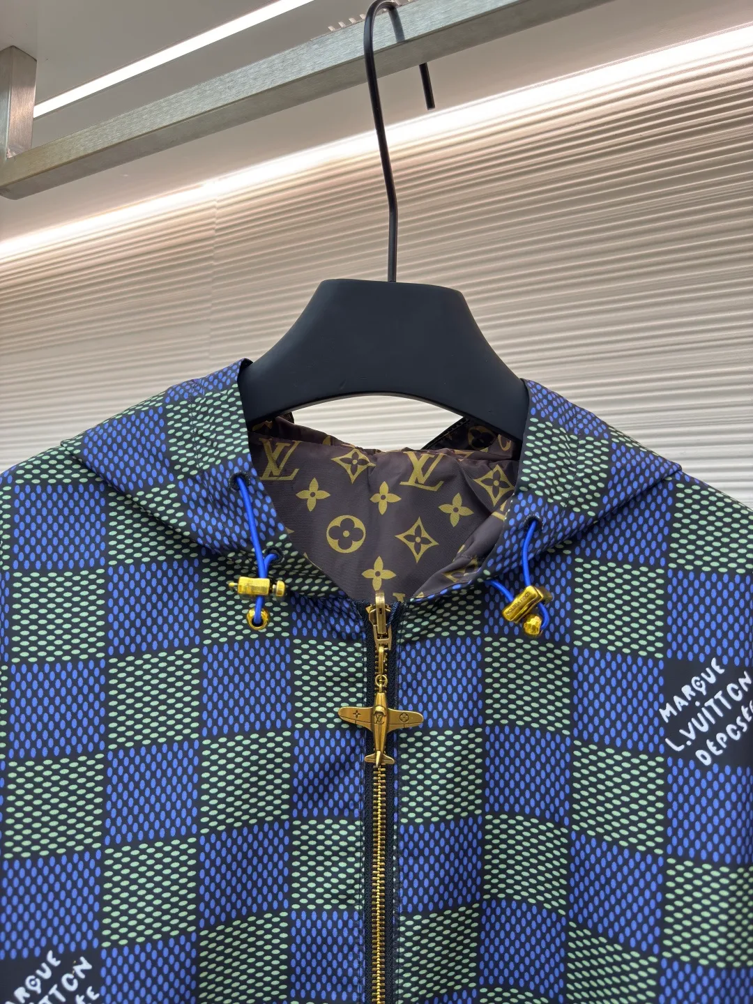 LOUIS VUITTON double-sided large checkerboard jacket ●Authentic product: Purchased and developed for 28500 ●Item number: 1680539-B70 ●Fabric: polyester fiber fabric ●Technology: Made on positioning cutting machine ●Version: Fitted version ●Weight: about 565 grams ●Size: S-M-L-XL ●Description: 100% recycled polyester fiber, double-sided design, with excellent windproof performance. Each side presents different brand elements. One side of the jacket is covered with a full-length Der jacquard texture, while the other side is plain and matte. The Der side is equipped with a flap, the Monogram side is equipped with selvage pockets, and a leather patch is embellished on the left chest, adding to the brand's unique style. From the 2025 spring and summer show, it interprets the Der plaid from a modern perspective, flipping it over to reveal the full-frame Monogram pattern. The aircraft-shaped metal zipper head is carefully engraved with brand elements, and its lightweight texture makes it easy to store. The overall wiring is straight and delicate, the fabric is comfortable and soft, and the color is consistent without color difference. It can be matched with the same style to create a fashionable look and control various occasions. Customized accessories, complete with three standards, same style for men and women!